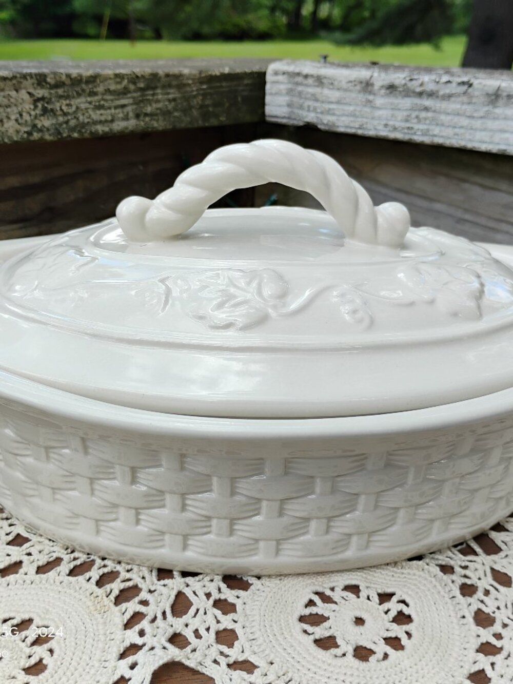 Home Garden Party brand stoneware large casserole dish w lid Veranda pattern